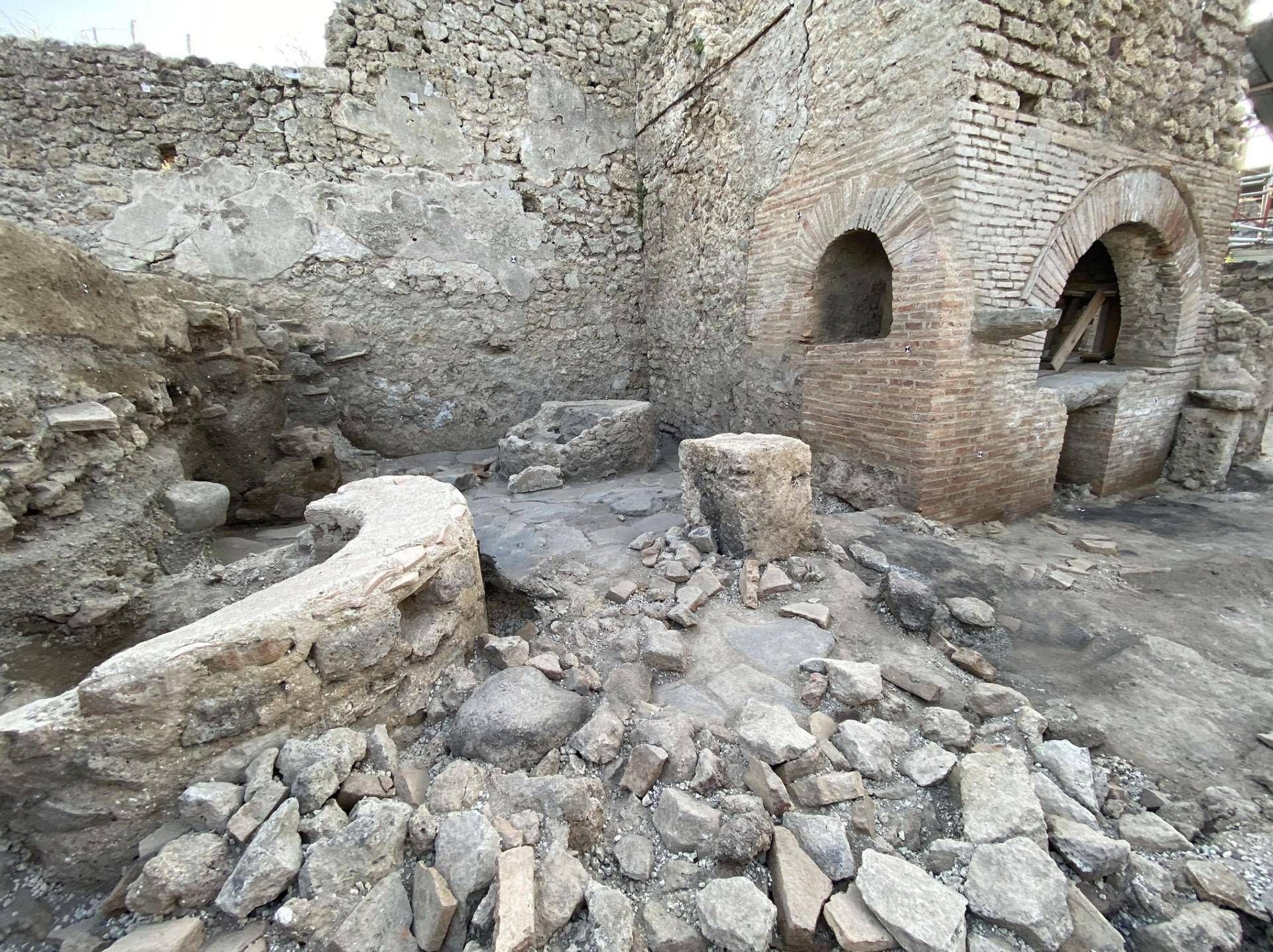 New discovery in Pompeii, the prison bakery emerged
