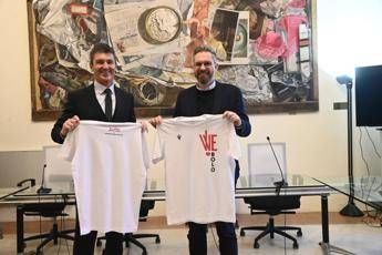 Macron supports the two Towers of Bologna with a 100,000 euro donation and a special shirt