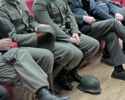 Nazi uniforms at the cinema, storm over Fratelli d'Italia exponent