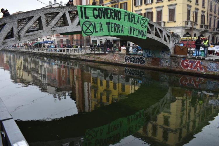 Blitz attivisti Extinction Rebellion, da Venezia a Roma fiumi tinti di verde
