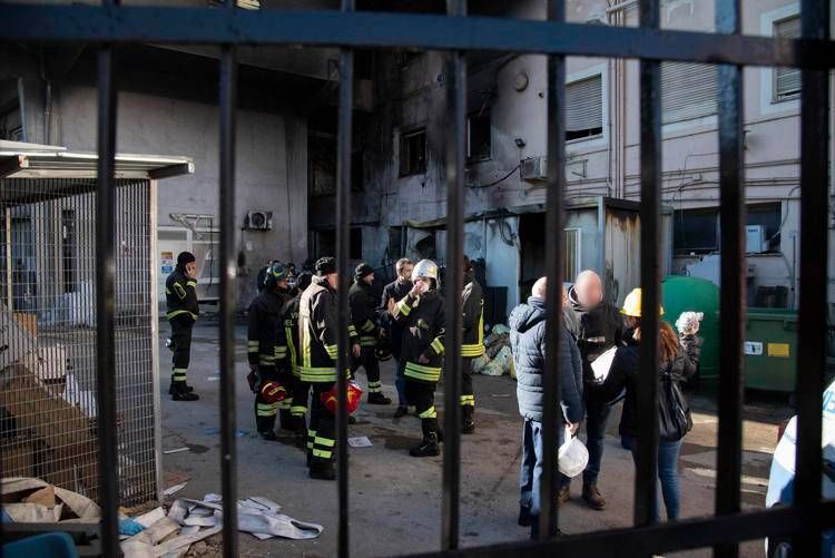 Rilievi dopo l'incendio all'ospedale di Tivoli - Fotogramma