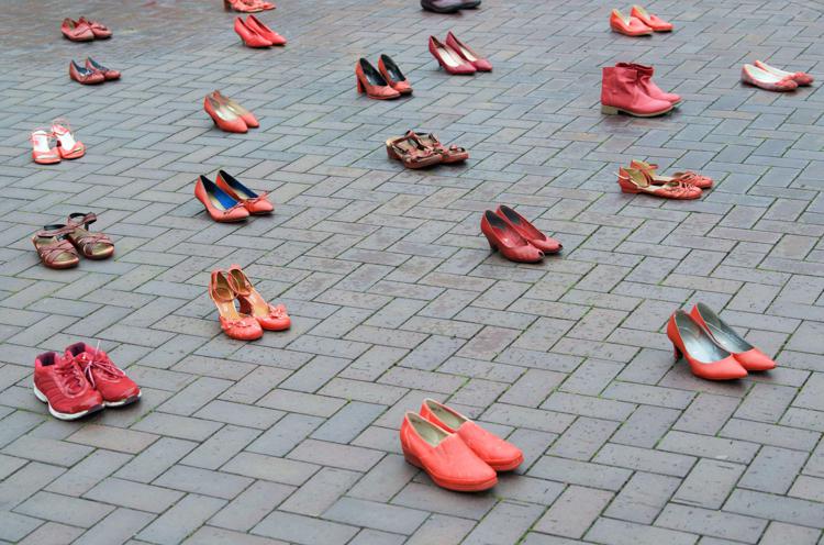 Scarpe rosse in piazza in occasione della Giornata internazionale contro la violenza sulle donne - (Fotogramma)
