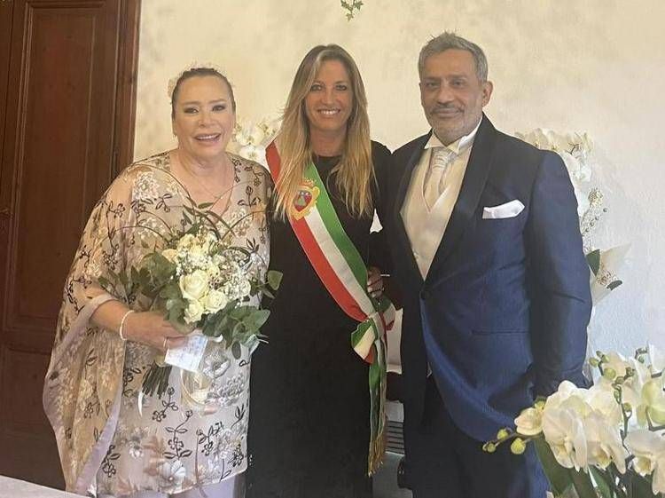 Barbara De Rossi   e Simone Fratini insieme alla sindaca di Montevarchi Silvia Chiassai - Foto da pagina Facebook del sindaco Chiassai