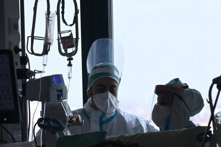 Medici in reparto Covid - Fotogramma