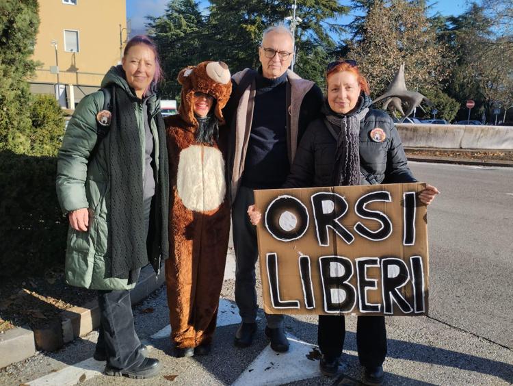 Animalisti a Piazza Dante, Trento, sit-in contro abbattimento orsa Jj4