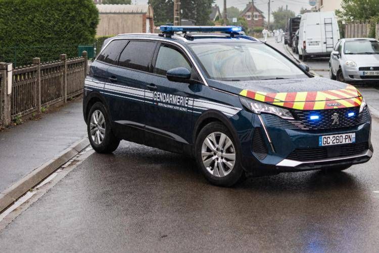Parigi - agente di polizia aggredita con un coltello