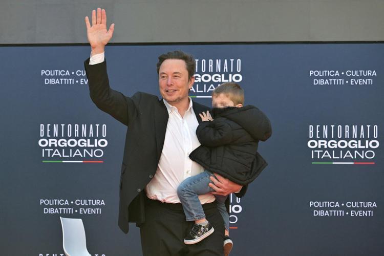 Elon Musk con il figlio (Afp)