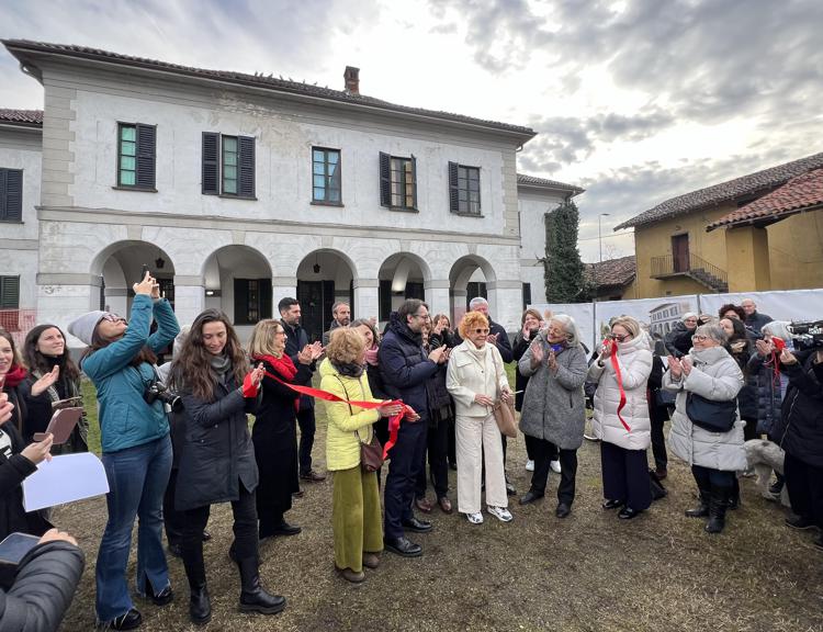 Milano - Il taglio del nastro al cantiere di ristrutturazione della Cascina Ri-Nascita per le donne in uscita dalla violenza