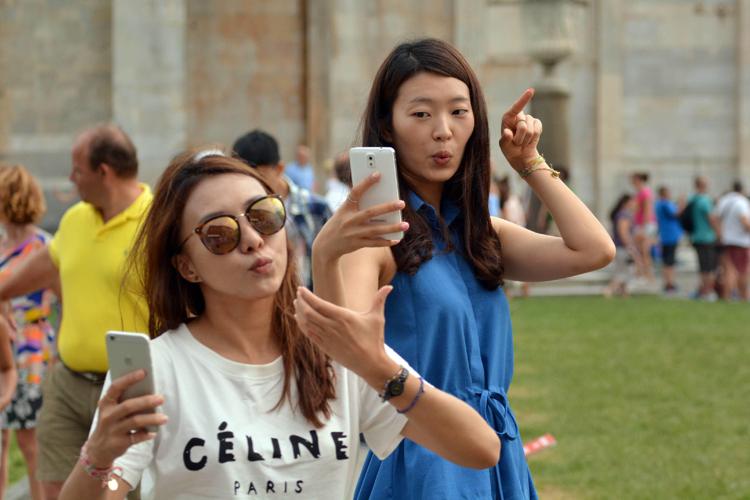 I turisti in Piazza Duomo fanno Selfie con la Torre di Pisa  - (Fotogramma)