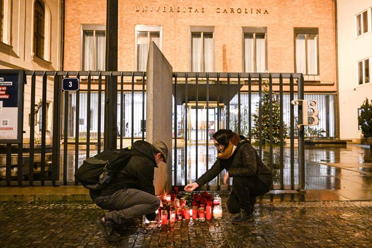 Praga, candele davanti all'Università dove è avvenuta la strage - Afp