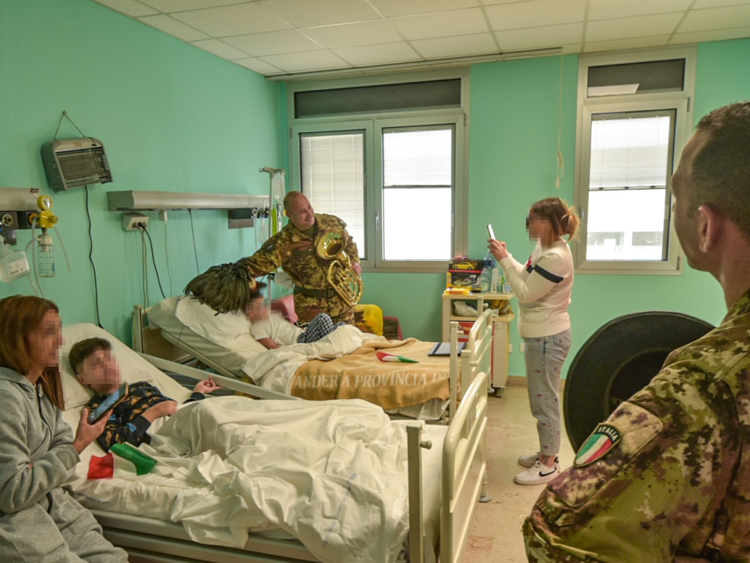 Militari Esercito in visita reparto pediatrico