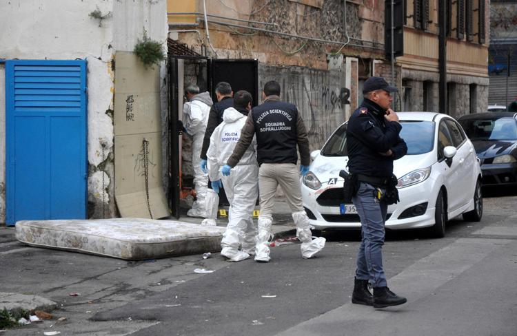 Rilievi della polizia scientifica sul luogo dell'omicidio a Palermo