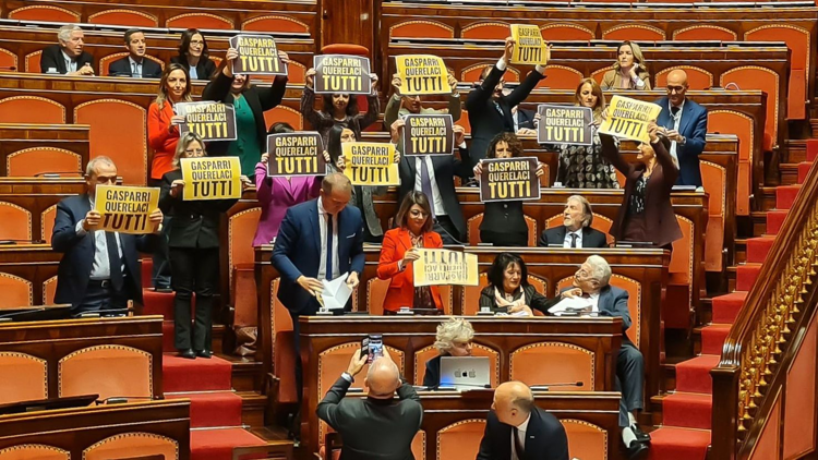 M5S contro Gasparri. In Aula Senato cartelli con scritta: 