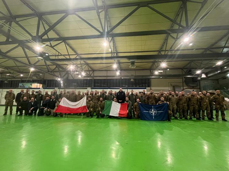 Crosetto in Polonia per il saluto al contingente italiano - Video