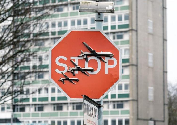 Il cartello stradale di 'Stop' di Banksy <span id=