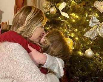 Giorgia Meloni, the photo with her daughter for social greetings ...