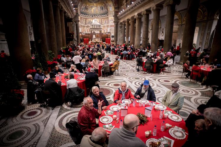 Il pranzo nella basilica di Santa Maria in Trastevere