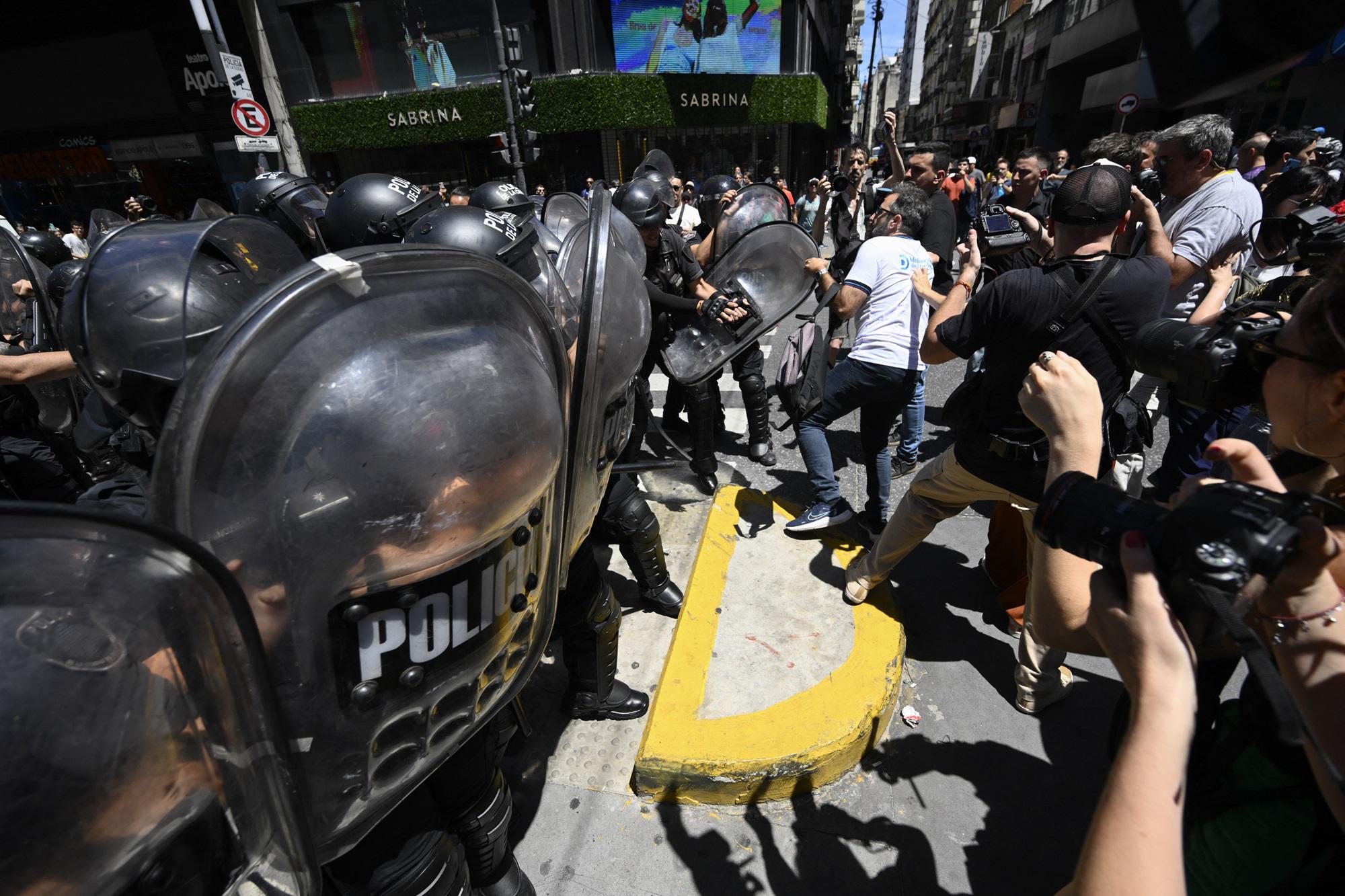 Buenos Aires, protests against the Maili Maxi decree: clashes and arrests