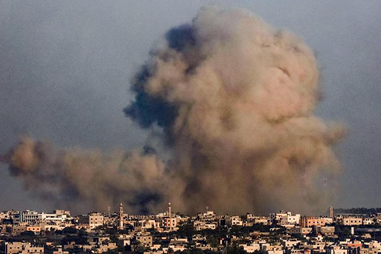 Fumo sulla città di Khan Younis, a Gaza (Afp) - Afp