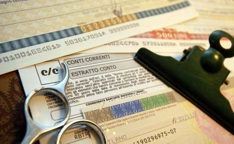 Sono 101.462 per un ammontare di 89,878 milioni i conti correnti dormienti denunciati al Tesoro dalle banche italiane. Lo si apprende da una nota del Ministero dell'Economia. (Ernesto Arbitraggio, MILANO - 2010-05-28) p.s. la foto e' utilizzabile nel rispetto del contesto in cui e' stata scattata, e senza intento diffamatorio del decoro delle persone rappresentate - FOTOGRAMMA