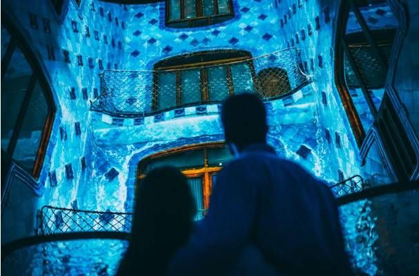 ücretsiz müzik, tarih ve ışık projeksiyonları gösterisi