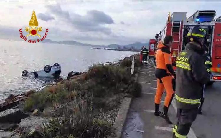 Incidente a Cagliari, 19enne muore nell'auto finita in mare