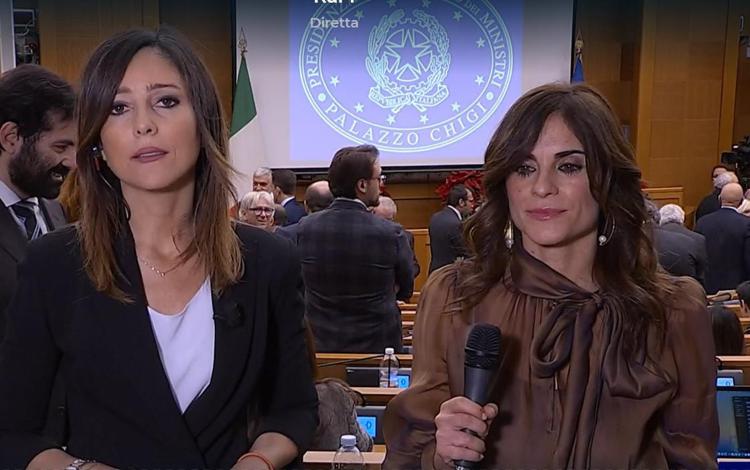 Ileana Sciarra di Adnkronos al Tg1 per commentare la conferenza stampa di fine anno