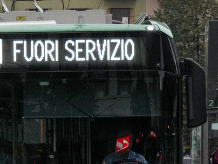 Un bus fuori servizio (Fotogramma)