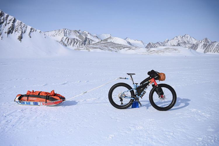 In Antartide corsa contro il tempo per l'ultracyclist Di Felice