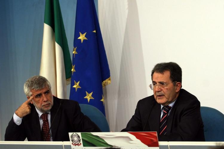 Giulio Santagata e Romano Prodi (Fotogramma)