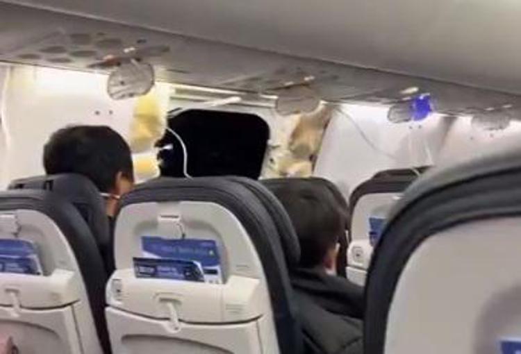 Il finestrino esploso sul volo Alaska Airlines ripreso da un passeggero a bordo  - TikTok /vy.covers