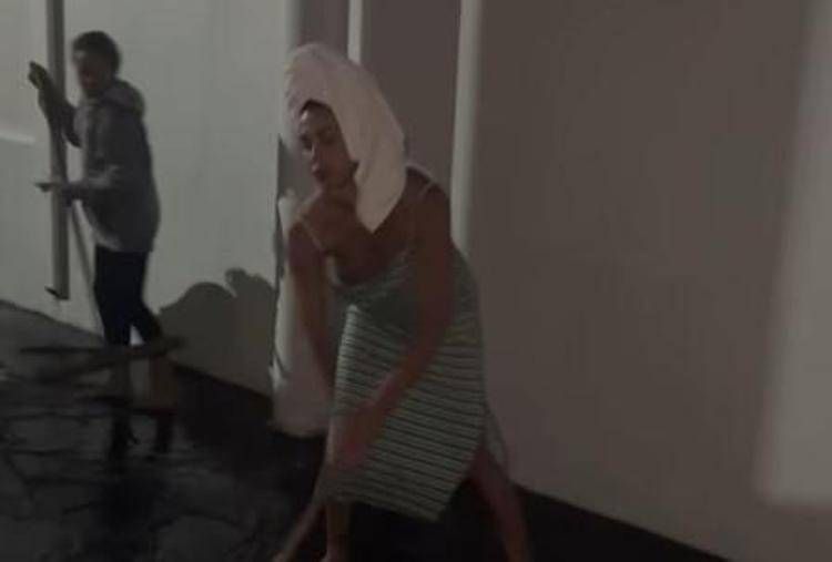 Beln mentre spazza via l'acqua da casa