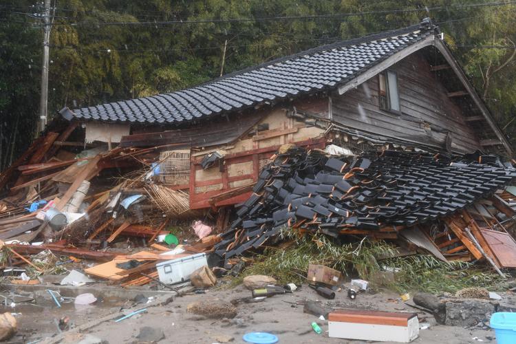 Casa crollata a Suzu in Giappone a causa del terremoto - (Afp)