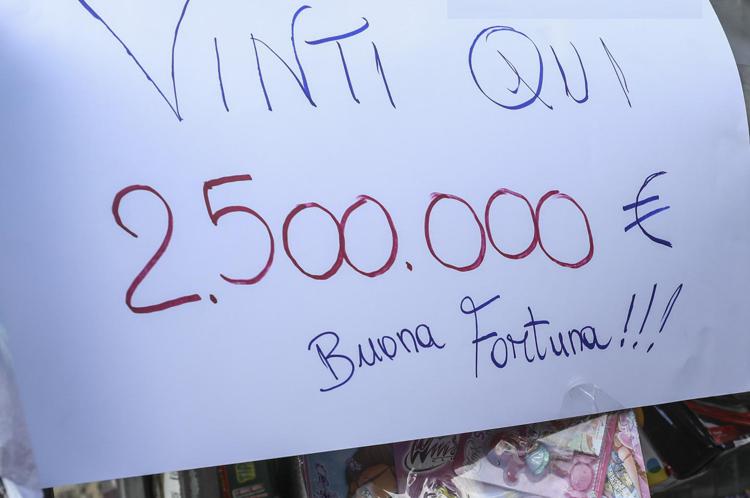 Un cartello annuncia la vincita alla Lotteria Italia