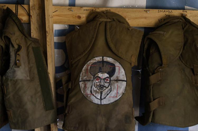 Nasrallah, leader di Hezbollah, dipinto come target sulla giacca di un militare israeliano - Afp