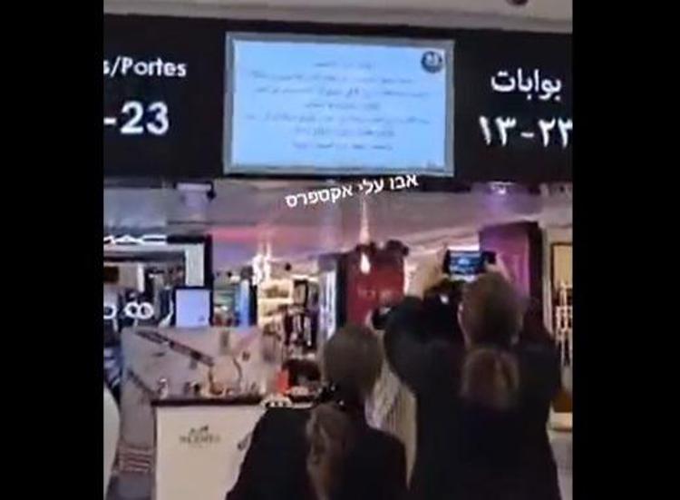 Il messaggio comparso sugli schermi dell'aeroporto di Beirut