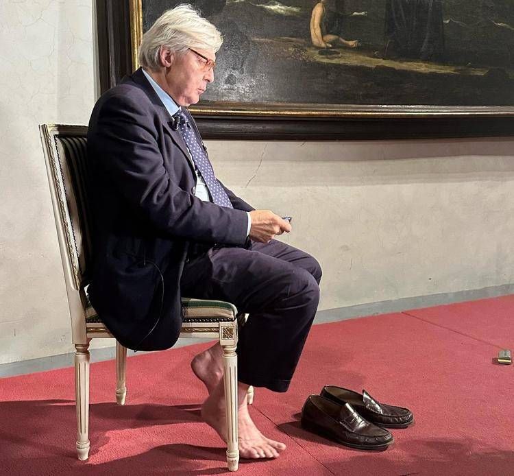 Vittorio Sgarbi a piedi nudi - Facebook