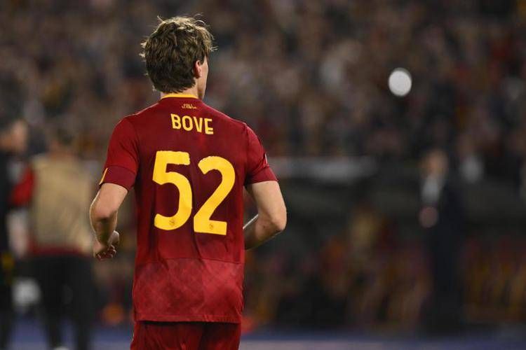 Lazio-Roma, il giallorosso Bove colpito da bottiglia in testa Lazio-Roma, il giallorosso Bove colpito da bottiglia in testa