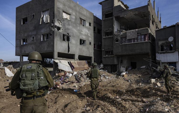 Militari israeliani tra le macerie a Gaza - Afp