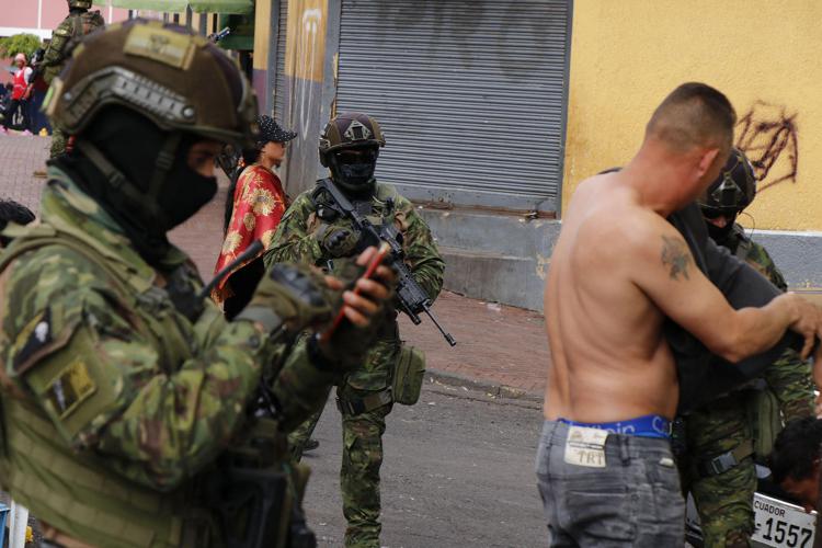 Controlli polizia in Ecuador - (Afp)