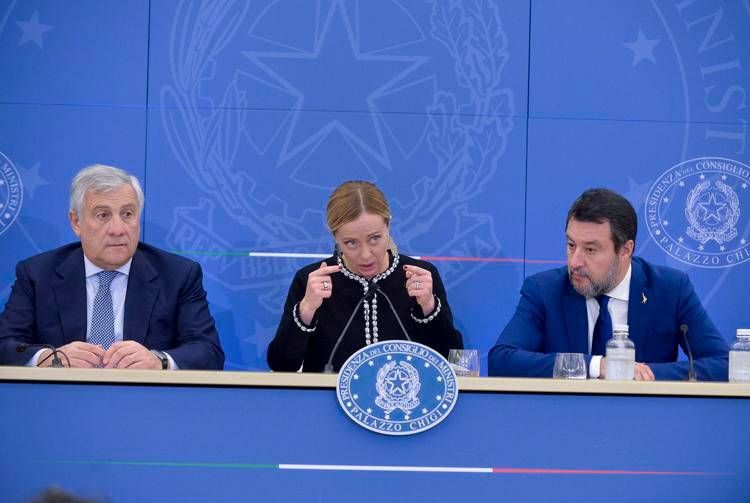 Antonio Tajani, Giorgia Meloni e Matteo Salvini (Fotogramma)