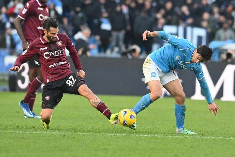 Antonio Candreva della Salernitana e Giovanni Simeone del Napoli (Fotogramma)