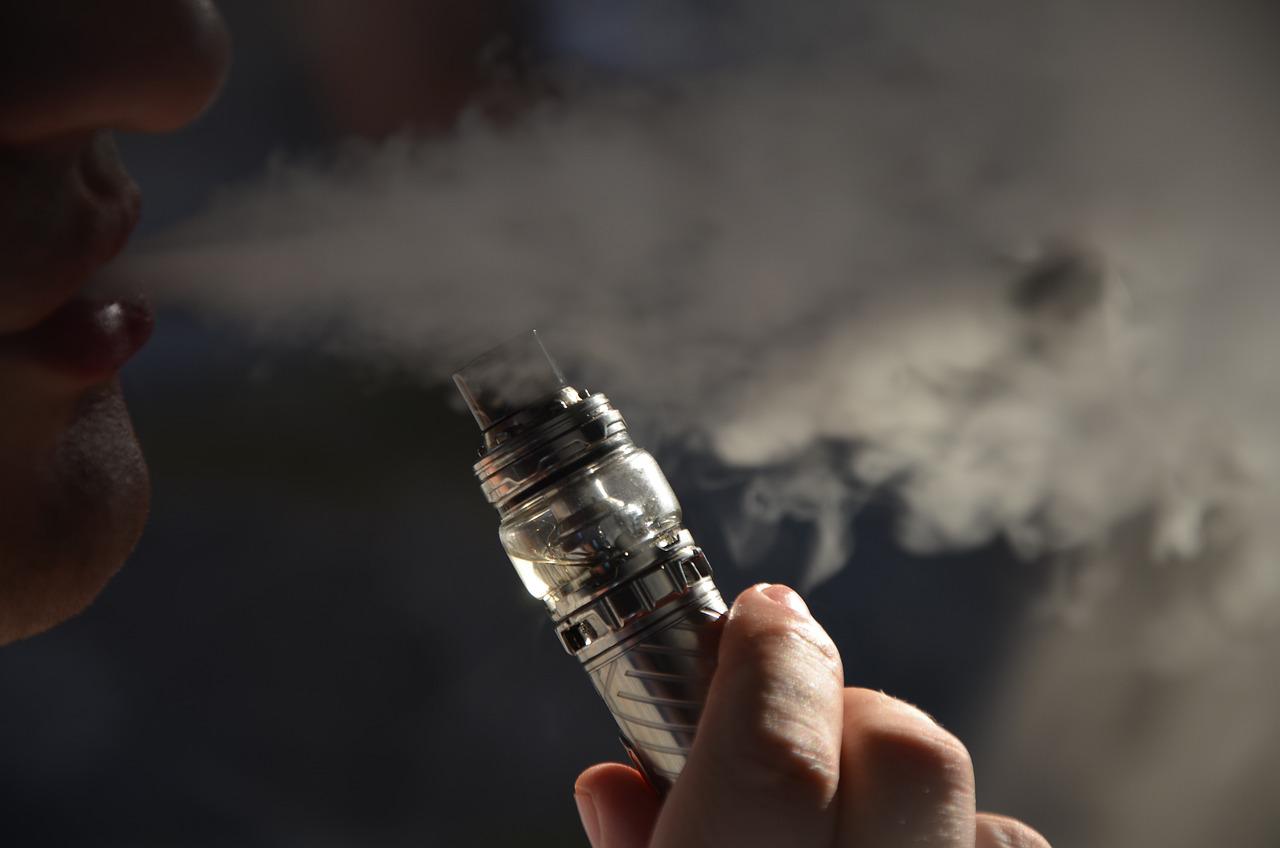 Funziona per ridurre il danno da tabacco, ma continuano le critiche alle  sigarette elettroniche: perché?