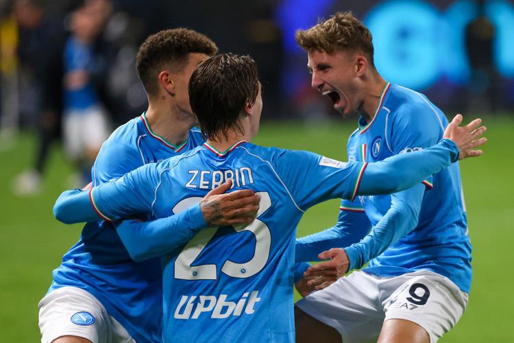 Supercoppa, Zerbin festeggia con i compagni del Napoli la vittoria sulla Fiorentina - Afp