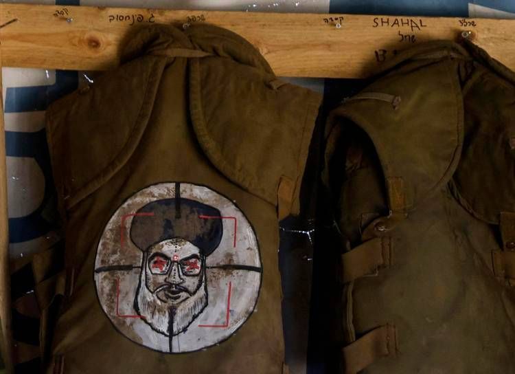 Il leader di Hezbollah nel mirino in un disegno sulla giacca di un soldato israeliano - Afp