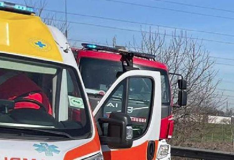 Ambulanza e camion dei pompieri - Fotogramma