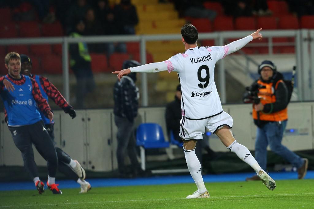 Lecce-Juventus 0-3, doppietta di Vlahovic e gol di Bremer: Allegri è primo