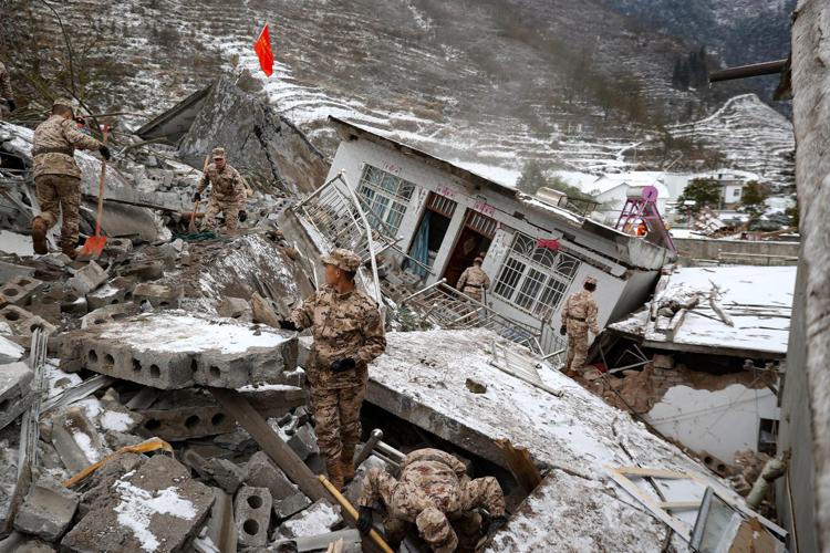 La ricerca di superstiti sotto le macerie dopo il terremoto in Cina - Afp
