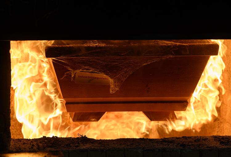 La cremazione di un feretro (Fotogramma)
