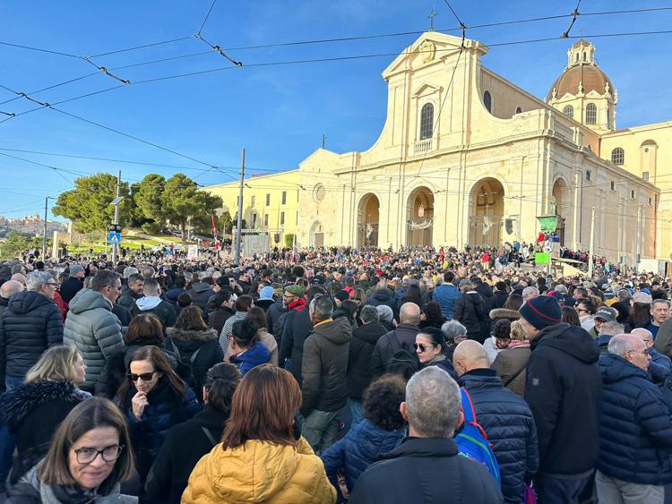 La folla ai funerali di Gigi Riva